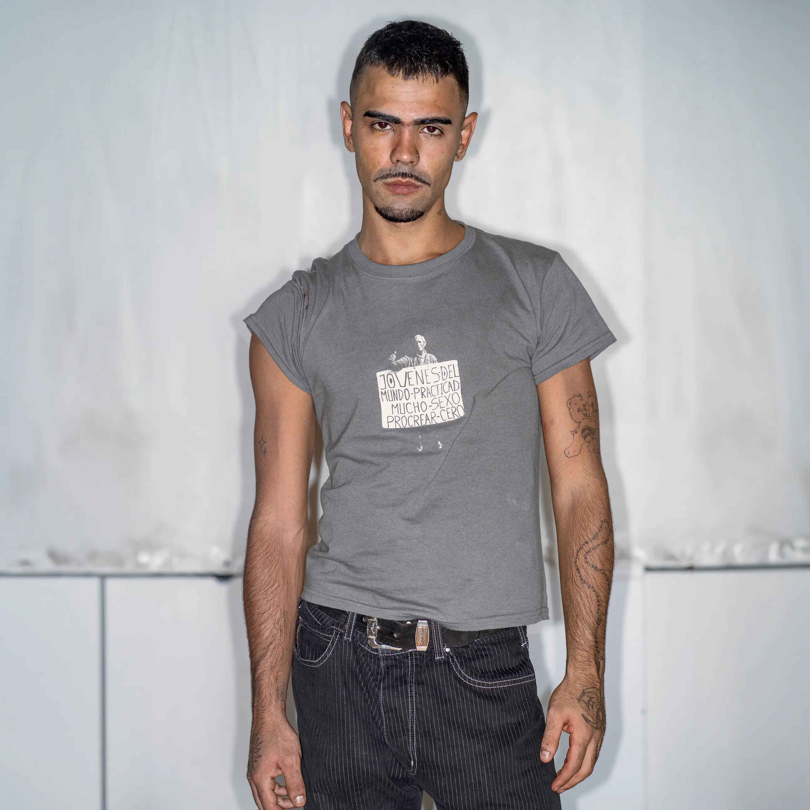 Camiseta gris 'pancarta' - Imagen 6